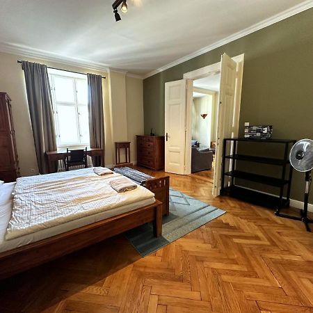 Gorkeho Apartment In City Centre Bratislava Eksteriør bilde