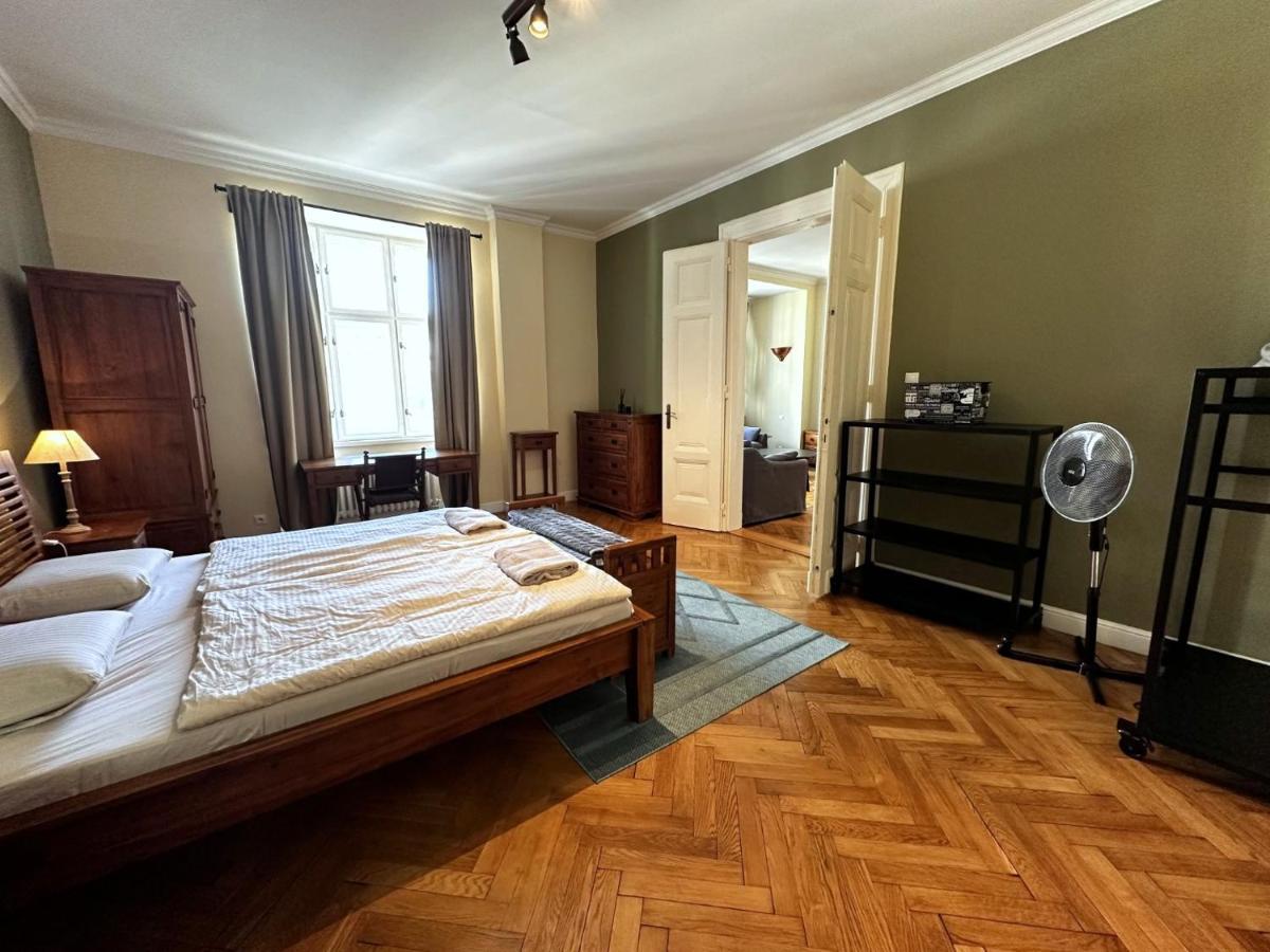 Gorkeho Apartment In City Centre Bratislava Eksteriør bilde