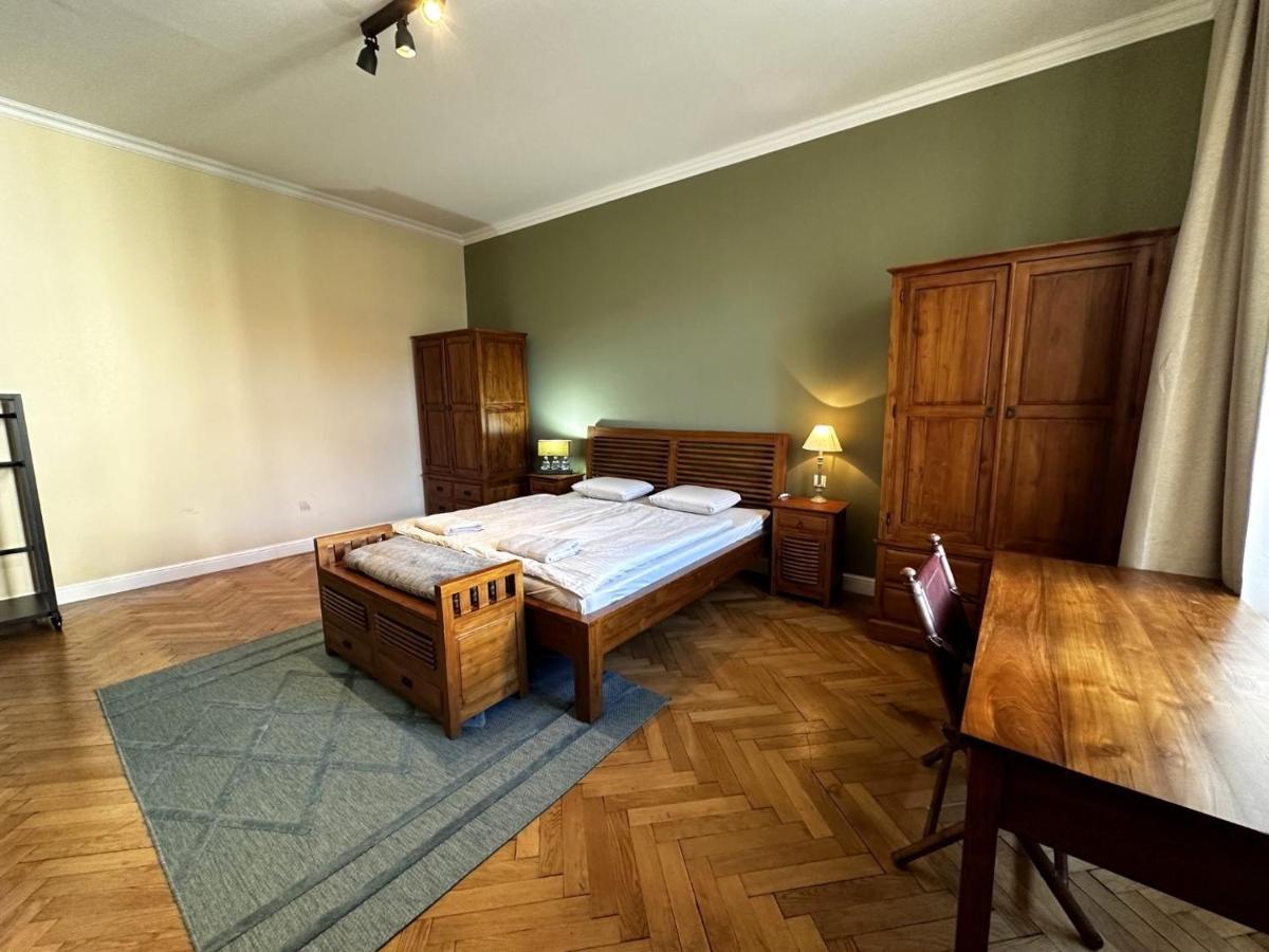 Gorkeho Apartment In City Centre Bratislava Eksteriør bilde